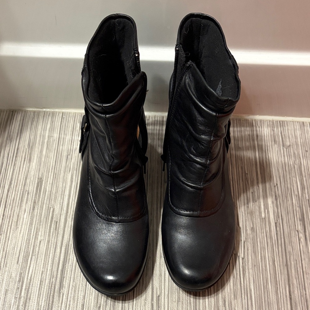 Cobb Hill by New Balance Black Leather Ankle Boots with Side Zip size 7